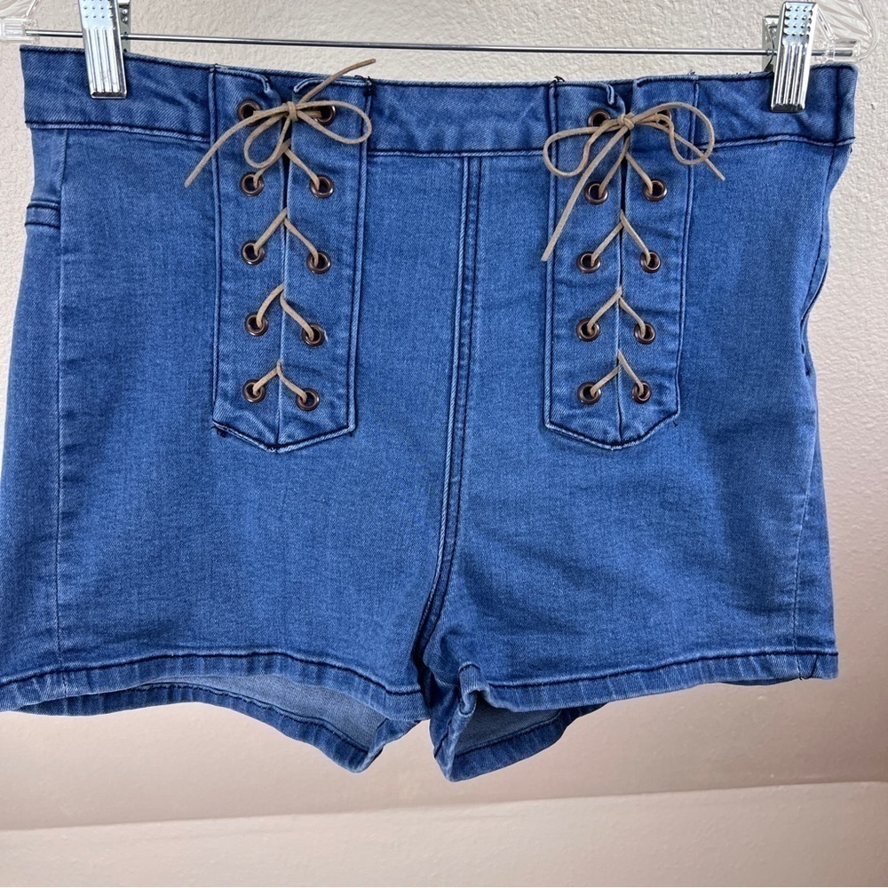 COTTON ON ‘THE DELUXE SHORTS’ Faux lace-up front. Side zipper. Size 8